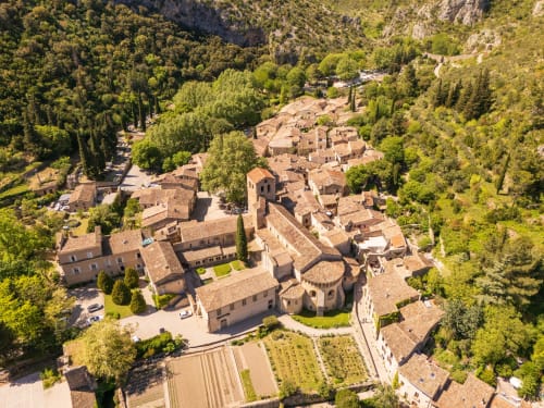 Vue aérienne du gîte Chez Laure & Marc à Plaissan, niché entre forêts et vignobles