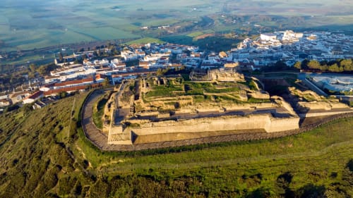 Vista aérea del hospedaje La Vista Medina en la fortaleza de Medina Sidonia, España, con el pueblo y el campo circundante