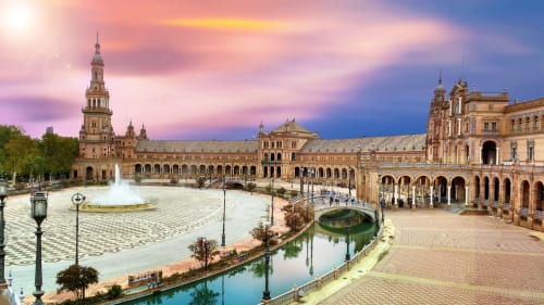 Plaza de España en Sevilla al atardecer con arquitectura ornamental, fuente y canal - cerca de hoteles en Medina Sidonia