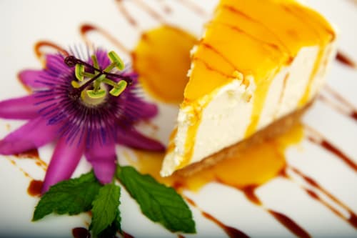 Postre de fruta de la pasión con flor comestible en La Vista Medina Stays, Medina Sidonia