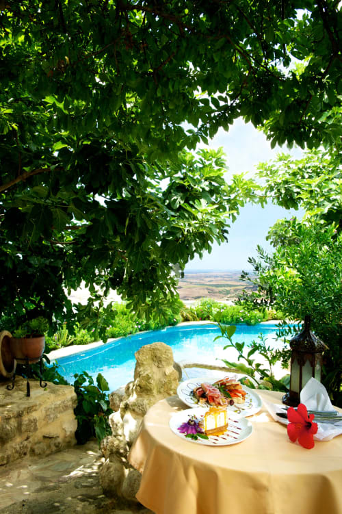 Elegante comedor en La Vista Medina Stays con vistas a la piscina y el paisaje de Medina Sidonia