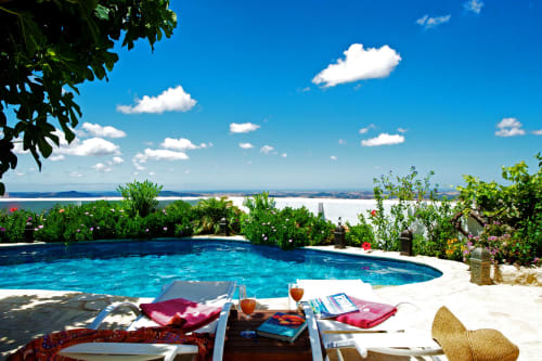 Vista de lujo junto a la piscina de La Vista Medina Stays con piscina infinita turquesa con vistas a la costa de Medina Sidonia