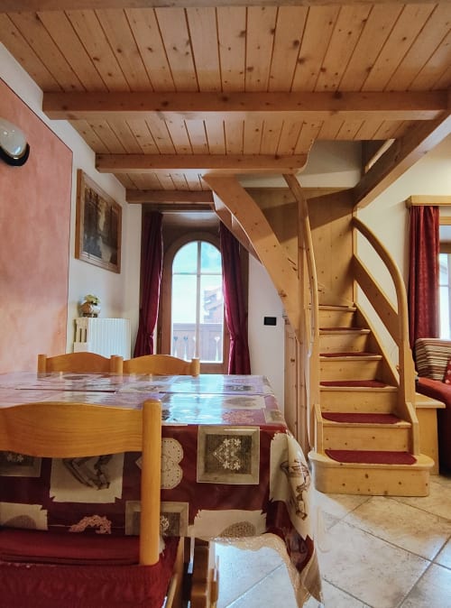 Accogliente monolocale ad Al Dos a Livigno con travi in legno a vista, vista montagna e arredamento alpino tradizionale