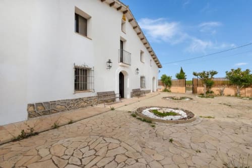 Masía rural Ca l'Eloi Janet, villa con patio cerca de Barcelona, arquitectura mediterránea blanca, jardines en terrazas