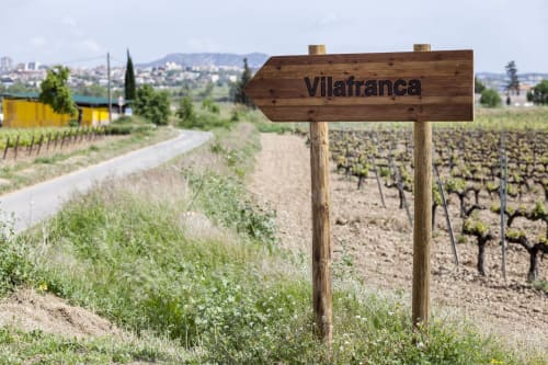 Señal de la comarca vinícola de Vilafranca cerca de la masía rural Ca l'Eloi Janet, viñedos de Barcelona