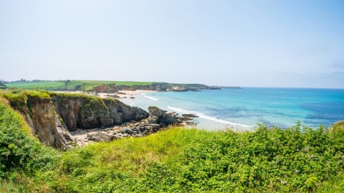 Acantilados costeros y playa turquesa cerca de Masia Rural Ca l'Eloi Janet, Barcelona