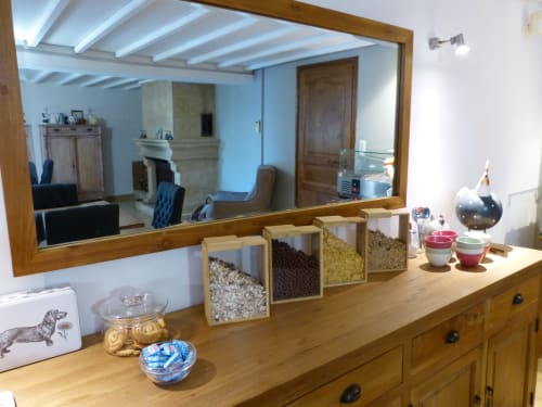 Küchenregal in der Villa Thébaïde B&B in Laudun L'Ardoise mit Vorratsgläsern und Dekorationselementen