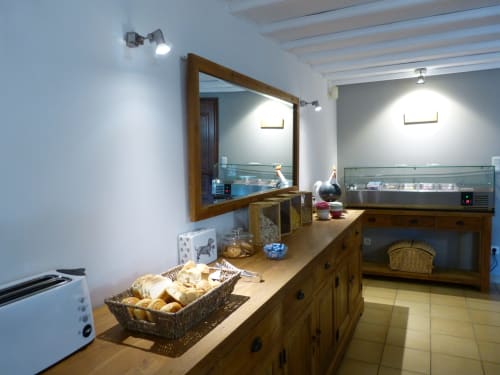 Moderne Küche in der Villa Thébaïde mit Holzschränken, Spiegel und Regalen in Laudun-l'Ardoise