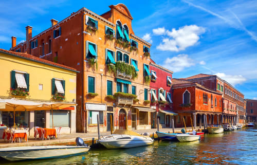 Edifici veneziani colorati con barche sul canale, Casanova Hideaway BnB, Venezia Italia