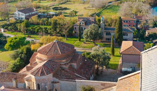 Vista aerea dell'hotel boutique Casanova Hideaway a Venezia, con tetti in terracotta e giardini curati