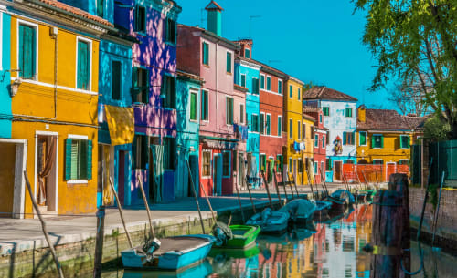 Case colorate e barche nel canale di Burano, Venezia vicino a Casanova Hideaway B&B