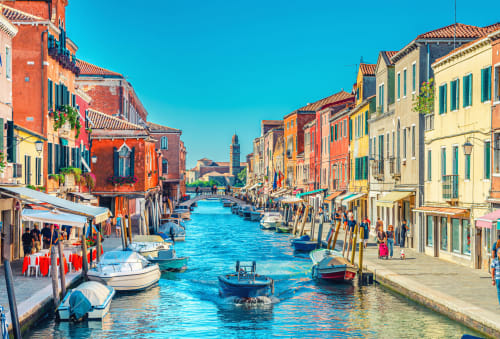 Colorato canale veneziano con barche ed edifici storici a Venezia, Italia vicino a Casanova Hideaway