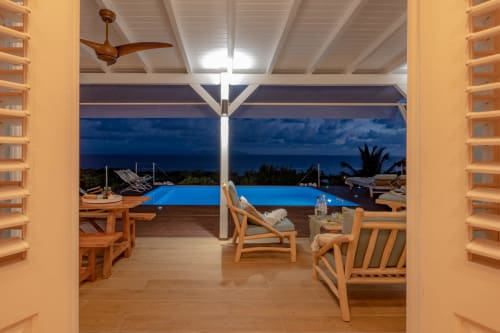 Terrasse Touloukaéra au coucher du soleil avec piscine, chaises longues et vue sur la mer, Chez Marie et Philippe, Marie-Galante