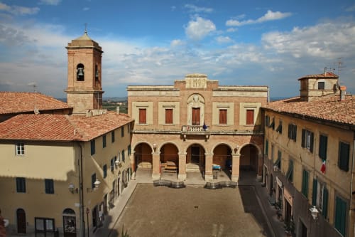 Historischer italienischer Platz mit Terrakotta-Gebäuden und Glockenturm in Pontedera, Il Casale di David B&B