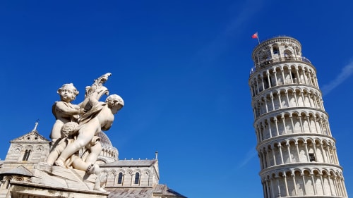 Schiefer Turm von Pisa und Kathedralenskulptur in der Toskana, in der Nähe der B&B-Unterkunft Pontedera