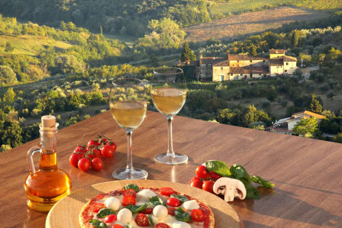 Toskanische Villa-Terrasse mit Wein, Pizza und Talblick im Il Casale di David B&B bei Pontedera, Italien