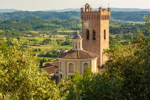 Mittelalterlicher Turm und Kapelle mit Blick auf die toskanische Landschaft bei Pontedera, Italien - Il Casale di David B&B