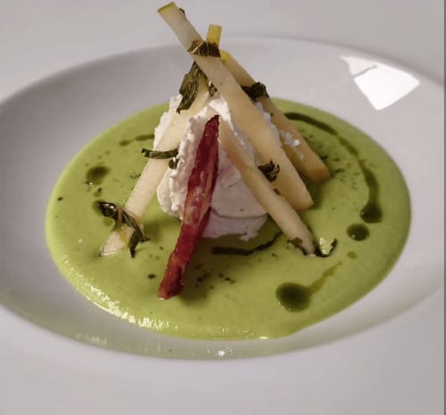 Assiette élégante avec sauce verte aux herbes, écume blanche, tranches de poire et betterave rouge chez Théière & Couverts à Cernay.