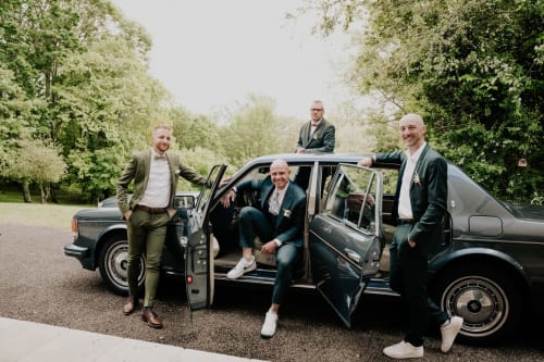 Fünf Männer im Anzug posieren mit einem Oldtimer am Domaine de Bize Mirepoix, Ariège
