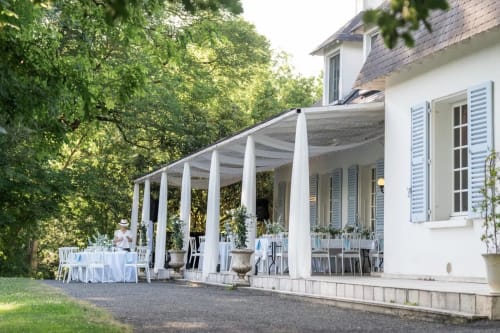 Elegante weiße Pergola auf der Terrasse des Domaine de Bize in Mirepoix, Frankreich mit Essbereich und grünen Gärten