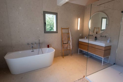 Salle de bain luxe moderne à Villa Camille avec baignoire îlot, douche à l'italienne et vanité en bois à La Conciergerie du