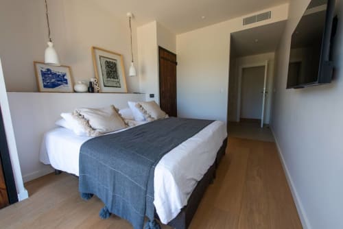 Chambre moderne avec literie blanche et vue sur mer à la Villa Camille, La Conciergerie du Cap Corse, Centuri