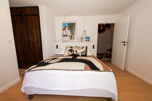 Chambre moderne avec literie géométrique à la Villa Camille, La Conciergerie du Cap Corse, Centuri, armoire en bois