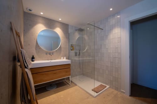 Salle de bain moderne à Villa Camille : miroir rond lumineux, meuble vasque en bois, douche à l'italienne et carrelage neutre