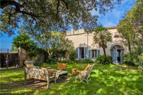 Jardin méditerranéen d’une maison en location en Corse avec piscine
