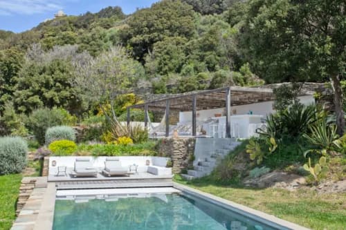 Piscine et transats d’une location villa en Corse avec piscine