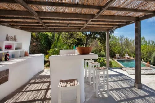 Espace barbecue extérieur d’une maison en location en Corse avec piscine