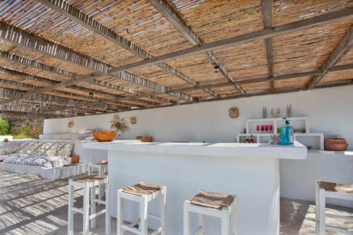 Terrasse ombragée de la villa en location Corse bord de mer