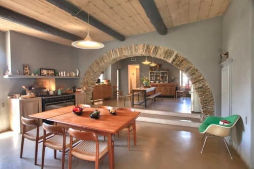 Séjour lumineux d’une maison en location en Corse avec piscine