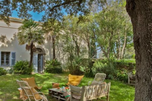 Jardin fleuri d’une maison en location Corse avec piscine privée