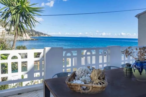 Vue panoramique de la maison location en Corse avec piscine