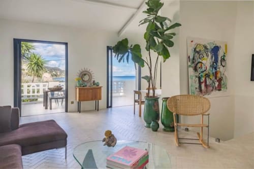 Salon lumineux donnant sur la mer, location villa en Corse bord de mer