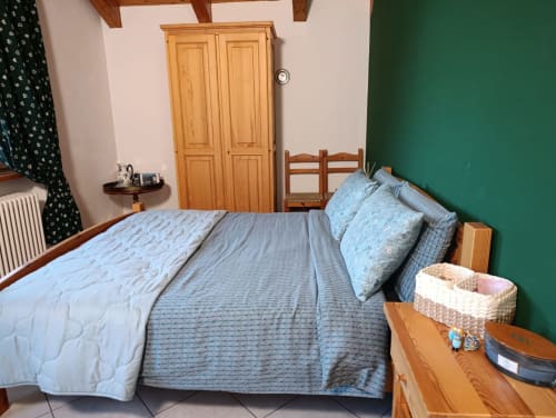 Camera Gianluca del B&B La Tour a Oyace con letto matrimoniale, armadio in legno e parete con accenti verdi