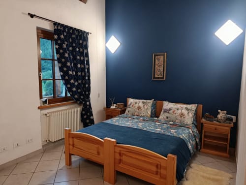 Camera Valeria presso La Tour B&B a Oyace: letto in legno, pareti blu e tende con fiocchi di neve