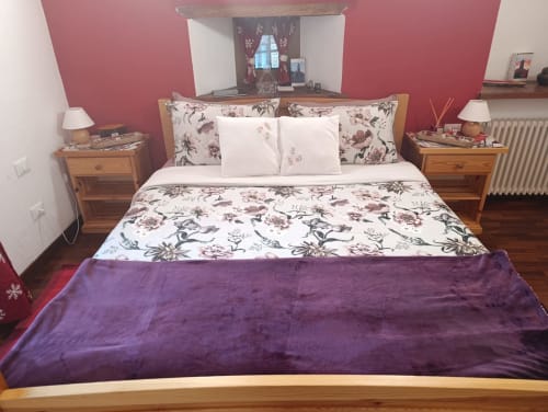 Camera Orsola a La Tour B&B di Oyace con biancheria floreale, comodini in legno e pareti rosa
