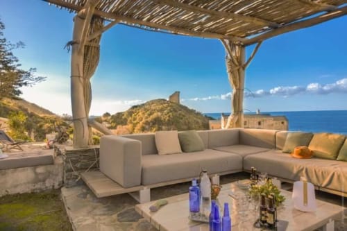 Salon extérieur vue mer de la villa Marion, location vacances en Corse du Nord