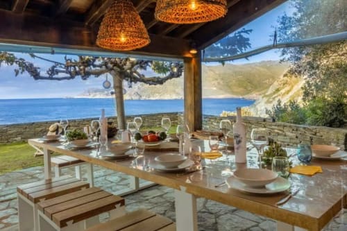 Repas à extérieur avec vue imprenable sur la mer, location villa en Corse bord de mer