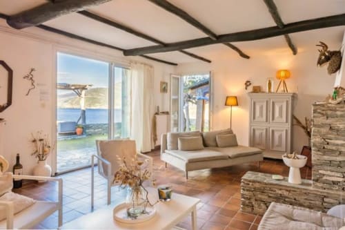 Salon lumineux avec grandes baies vitrées, location villa en Corse bord de mer