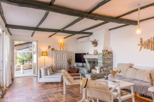 Séjour spacieux ouvert sur la terrasse, location vacances en Corse du Nord