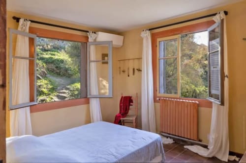Chambre lumineuse vue pleine nature, location vacances en Corse du Nord