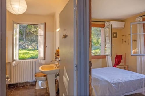 Salle de bain  attenante à une chambre, Corse location bord de mer