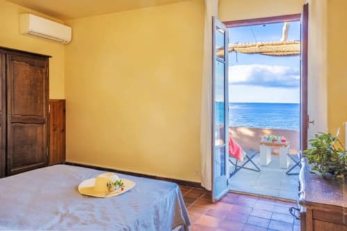 Chambre avec sortie terrasse extérieure vue mer, location vacances en Corse du Nord