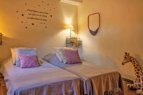 Chambre familiale idéale pour des séjours en groupe ou en famille, location villa en Corse bord de mer