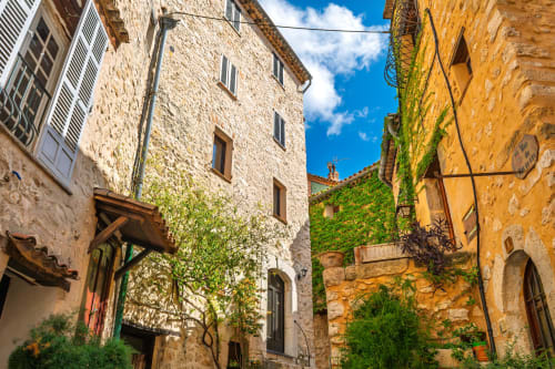 Charming stone courtyard in Vence with ivy-covered walls at Hotel Villa Roseraie