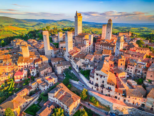 Mittelalterliche Türme von San Gimignano und Terrakottadächer bei Sonnenuntergang, in der Nähe von Il Casale di David B&B in Pontedera, Toskana