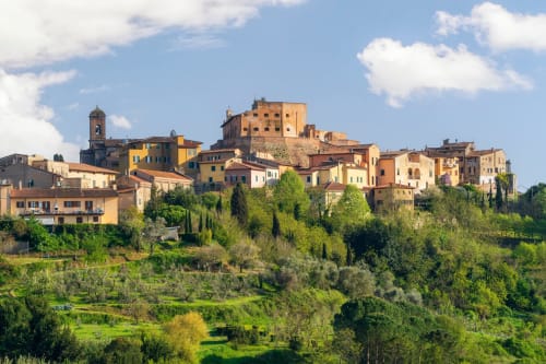 Mittelalterliches Hügelndorf mit goldenen Steingebäuden und Zypressen, Pontedera Toskana
